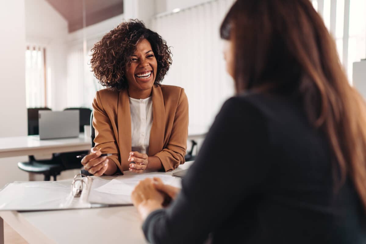 female,financial,advisor,consulting,a,client