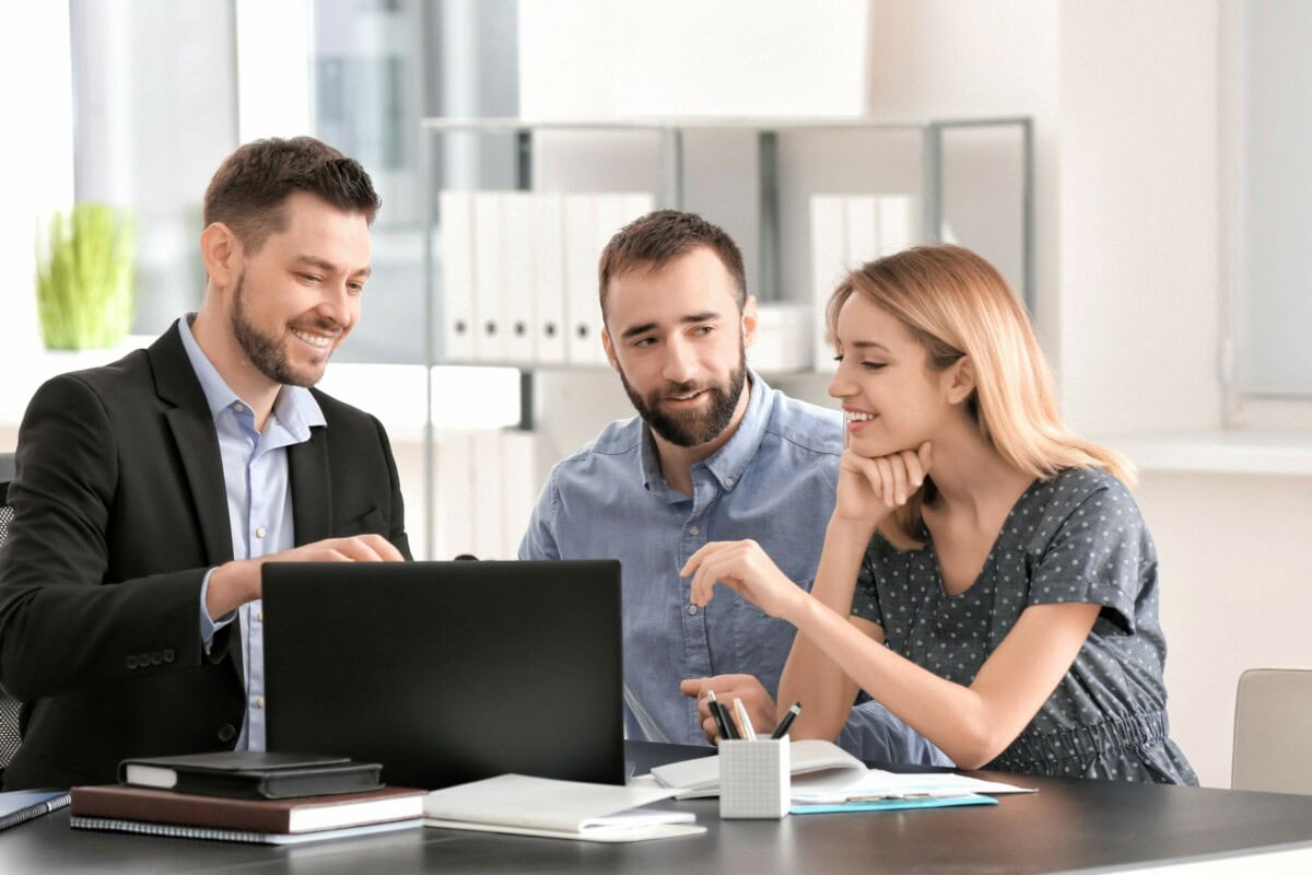 businessman,consulting,young,couple,in,office