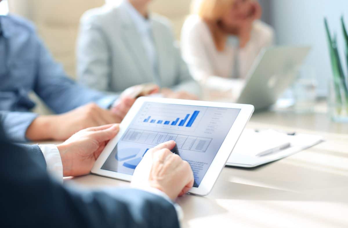cropped,shot,of,a,group,of,businesspeople,looking,at,graphs